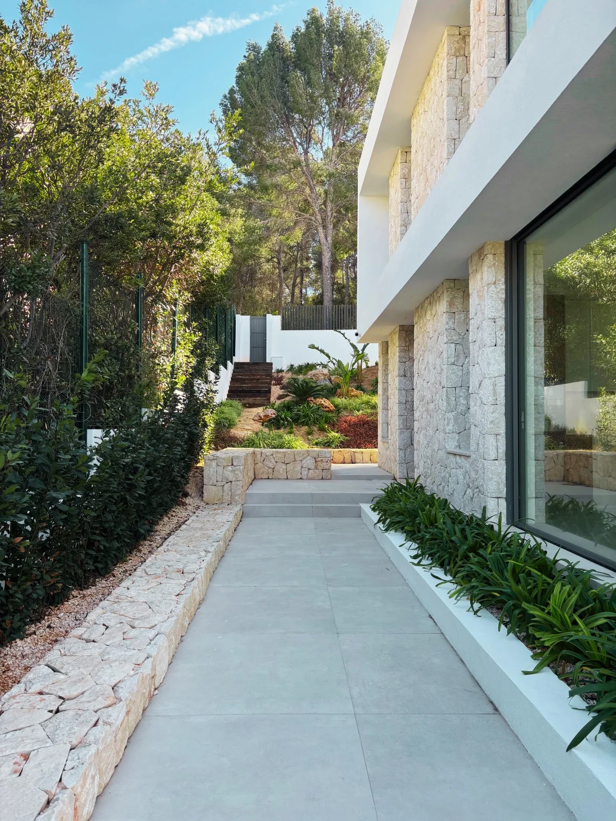 Coastal villa exterior landscape design in Santa Ponsa, Calvi?