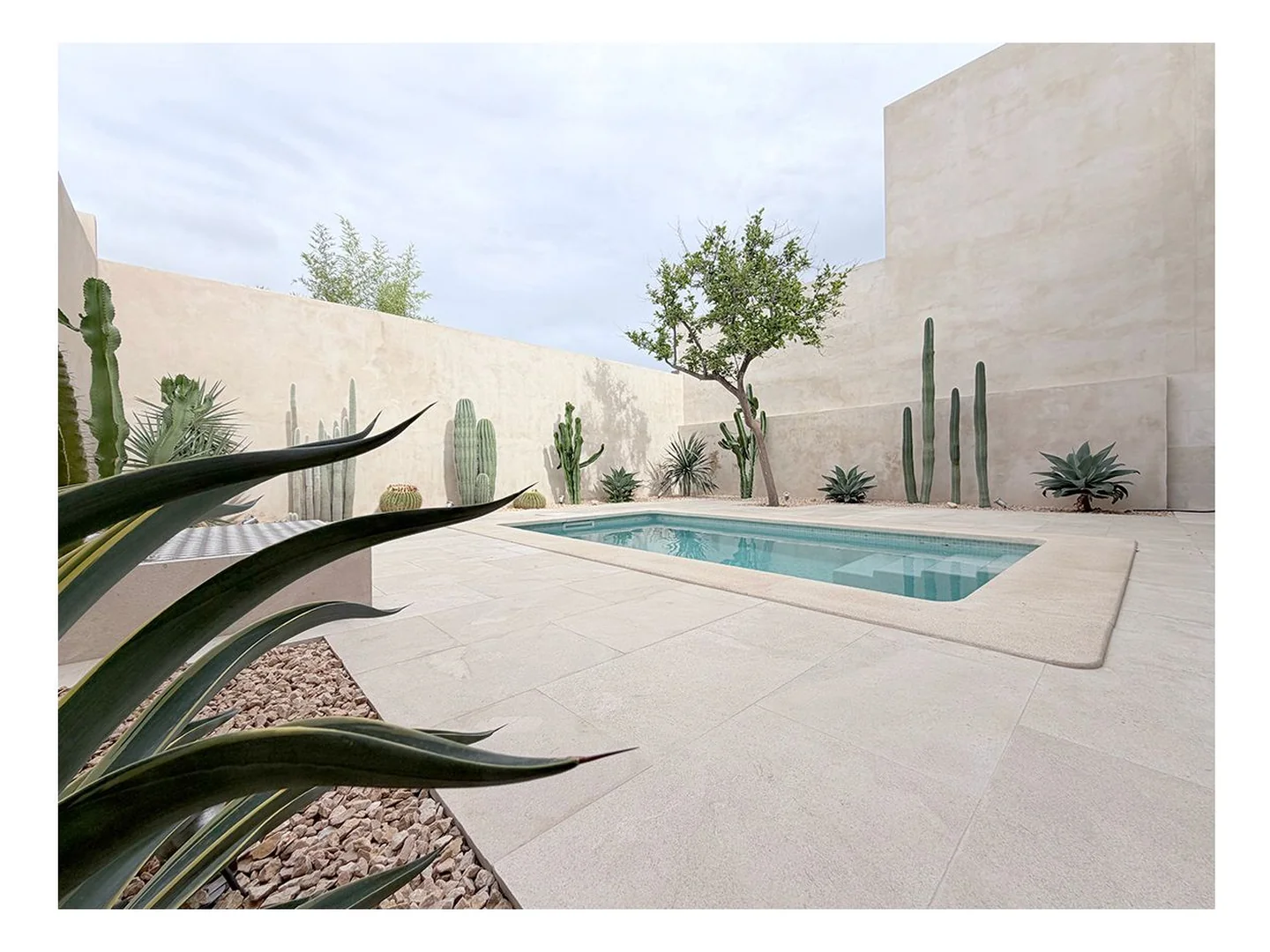 Piscina de patio mediterráneo y limonero preservado en Binissalem Mallorca por S'Estepa Design
