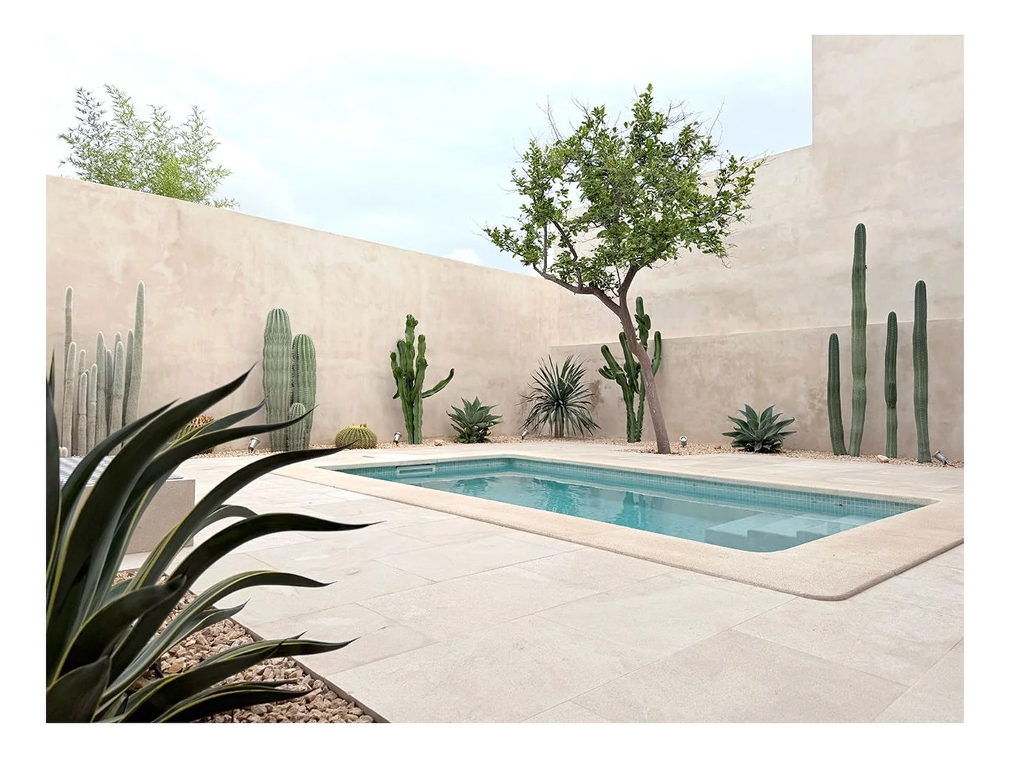 Perspectiva horizontal de la terraza de la piscina del patio con texturas de piedra en Binissalem Mallorca