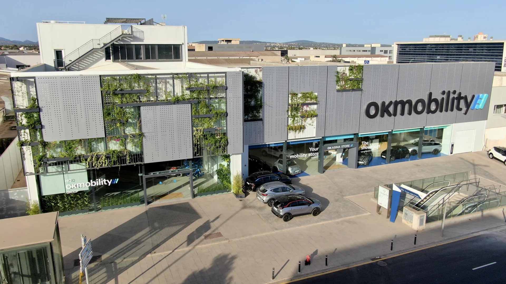 Vertikaler Garten OK Mobility Zentrale in Palma, Mallorca drei Jahre nach der Bepflanzung: Luftaufnahme der begrünte Fassade